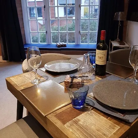 Cocoa Isabella - River Fronted With Secure Parking Daire *