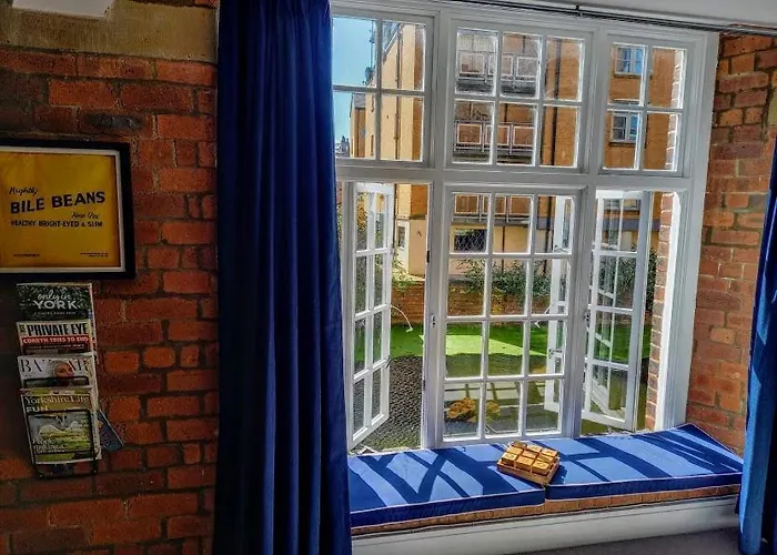 Cocoa Isabella - River Fronted With Secure Parking *