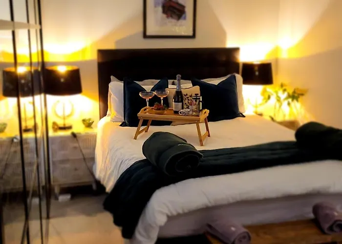 Cocoa Isabella - River Fronted With Secure Parking *