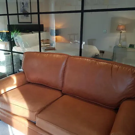 Cocoa Isabella - River Fronted With Secure Parking Apartment *